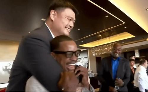 好友相见乐开怀！姚明前日火箭比赛中被拍到背后熊抱弗朗西斯姚明火箭 ​​​