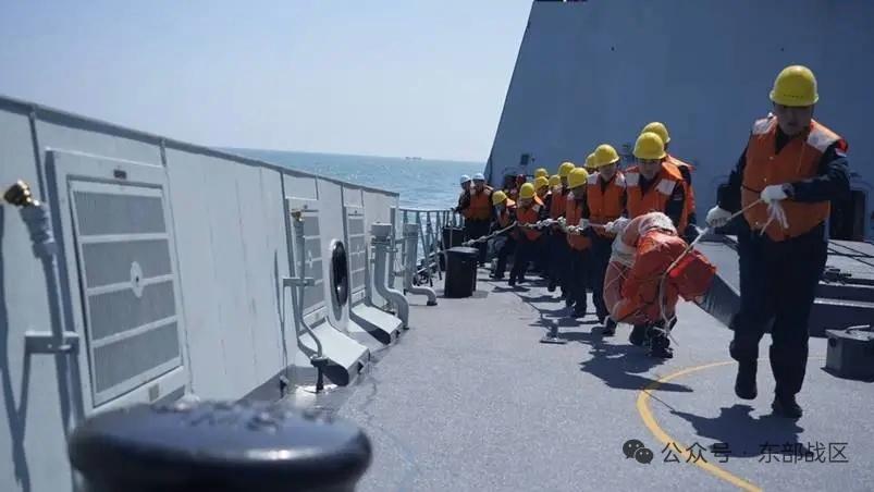 054a型导弹护卫舰舰首舷墙图片，看到亮点了吗？