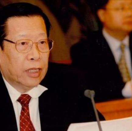 [微风]1993年，时任中央电视台台长的杨伟光，在没有上报的情况下，在《新闻联播