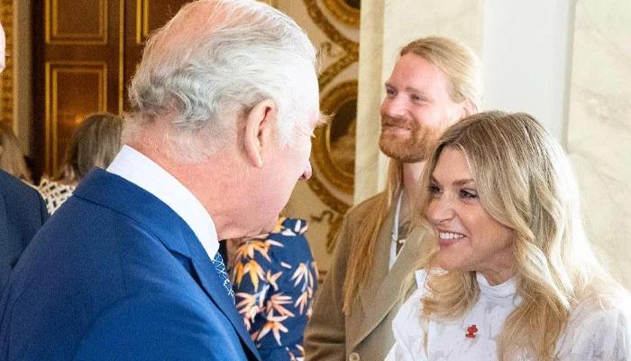 英国主持人自爆“社死”现场：烩饭糊国王一脸，人摔进国王怀里！
英国主持人安娜·威
