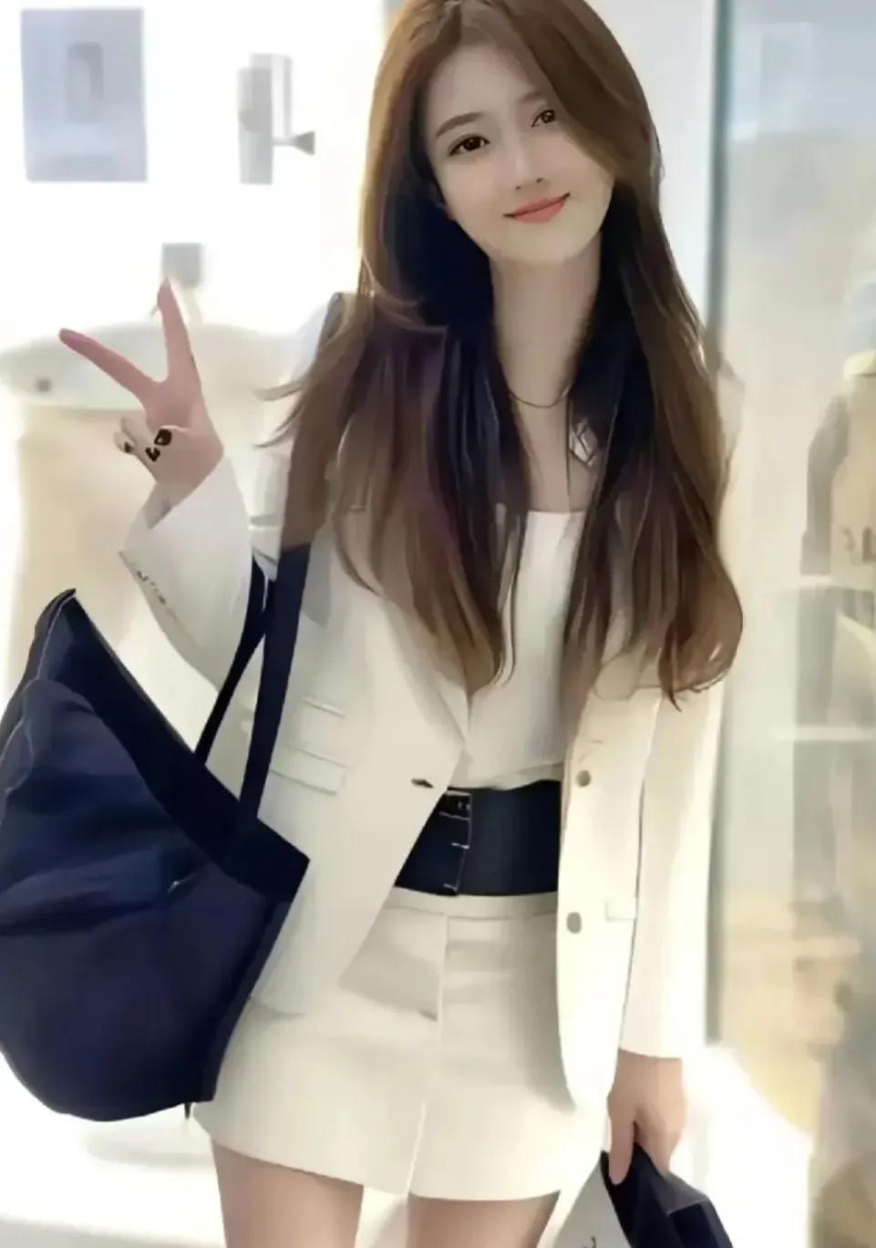 在一个阳光明媚的午后，89年生的美丽姑娘林婷，在咖啡馆与闺蜜闲聊。这时，一位风度