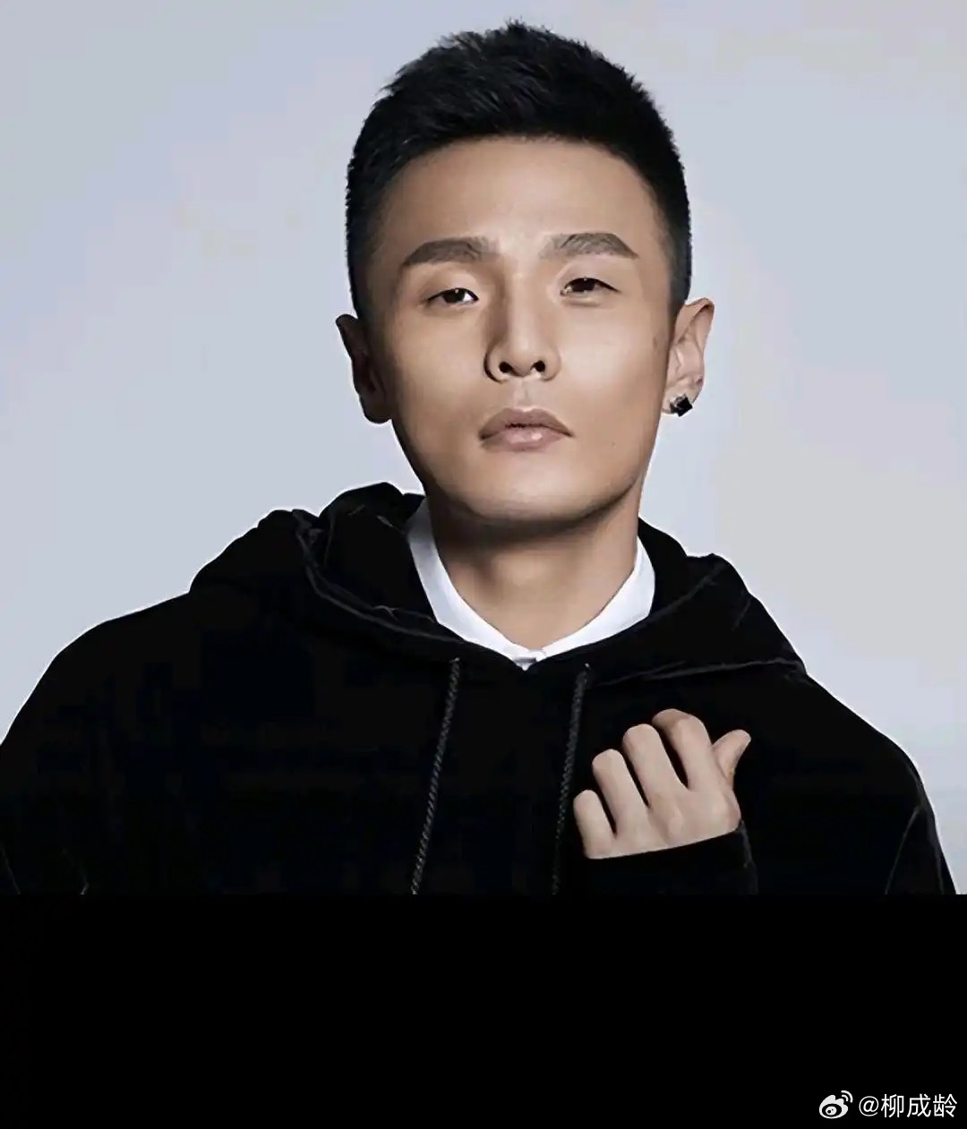 借维权之名，行博弈之实。吴向飞这记“回旋镖”看似精准，实则打偏了靶心。当李荣浩要