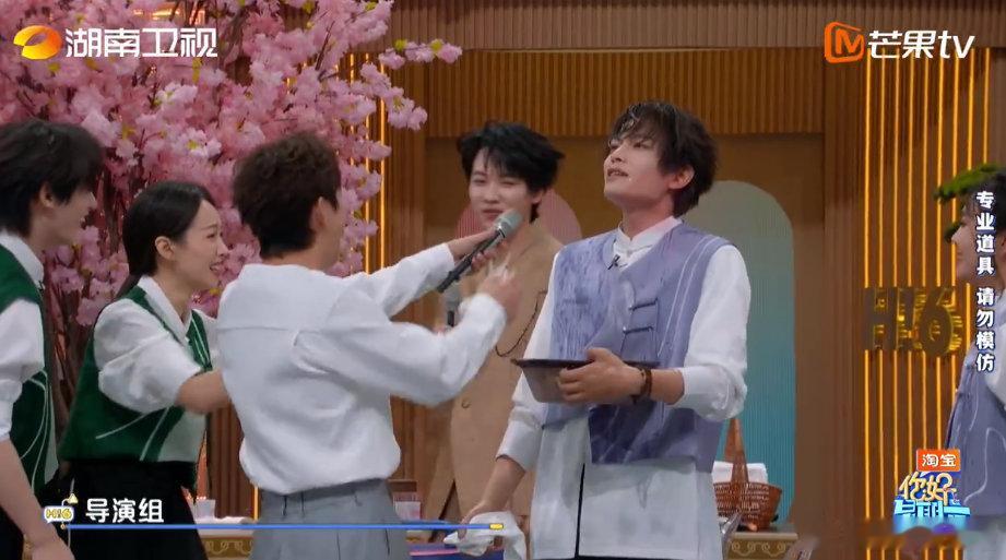 丁禹兮喊话包租婆怎么突然有水了 丁禹兮模仿功夫名场面喊话包租婆你好星期六 救命！