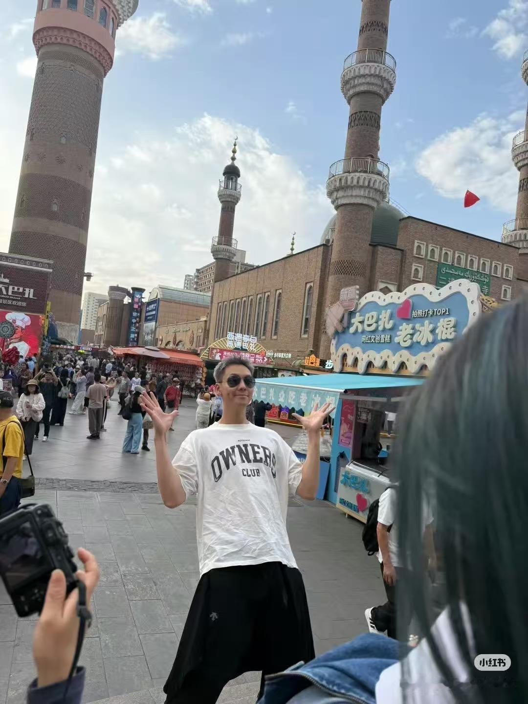 陈伟霆好低调呀，很多艺人出门都是带一群人的乌鲁木齐偶遇陈伟霆网友曝陈伟霆随行的人