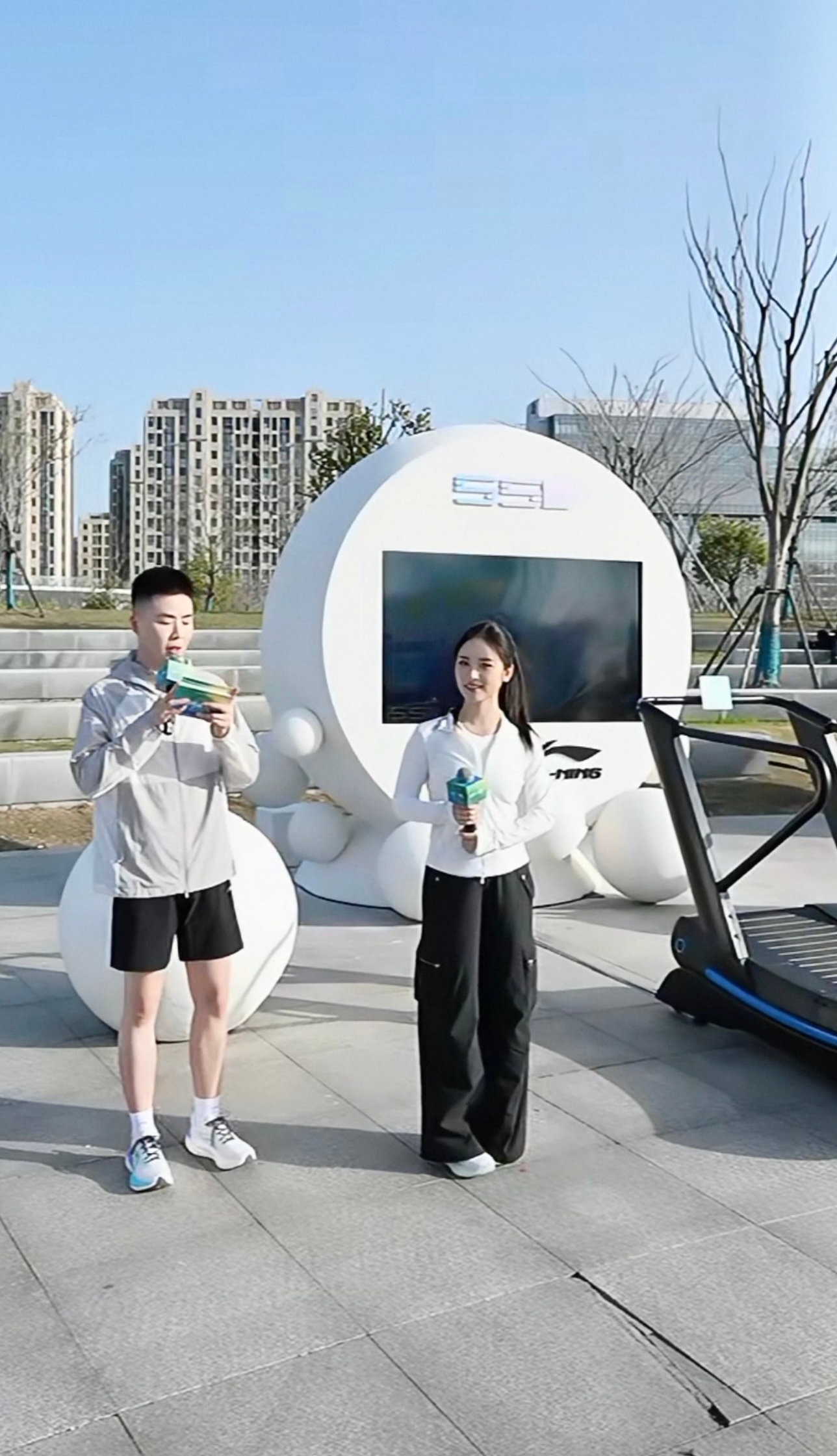 近景很有气势一女的，和平精英里的建模小人一样精致，远景也特别青春