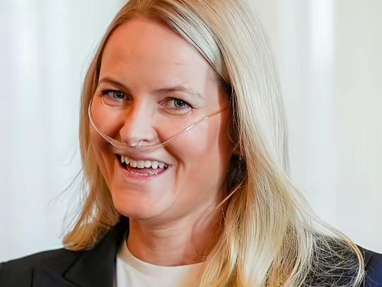 “苦肉计”！挪威王妃这一次的策略，会成功吗？
挪威王妃这两年，真的是“丑闻缠身”