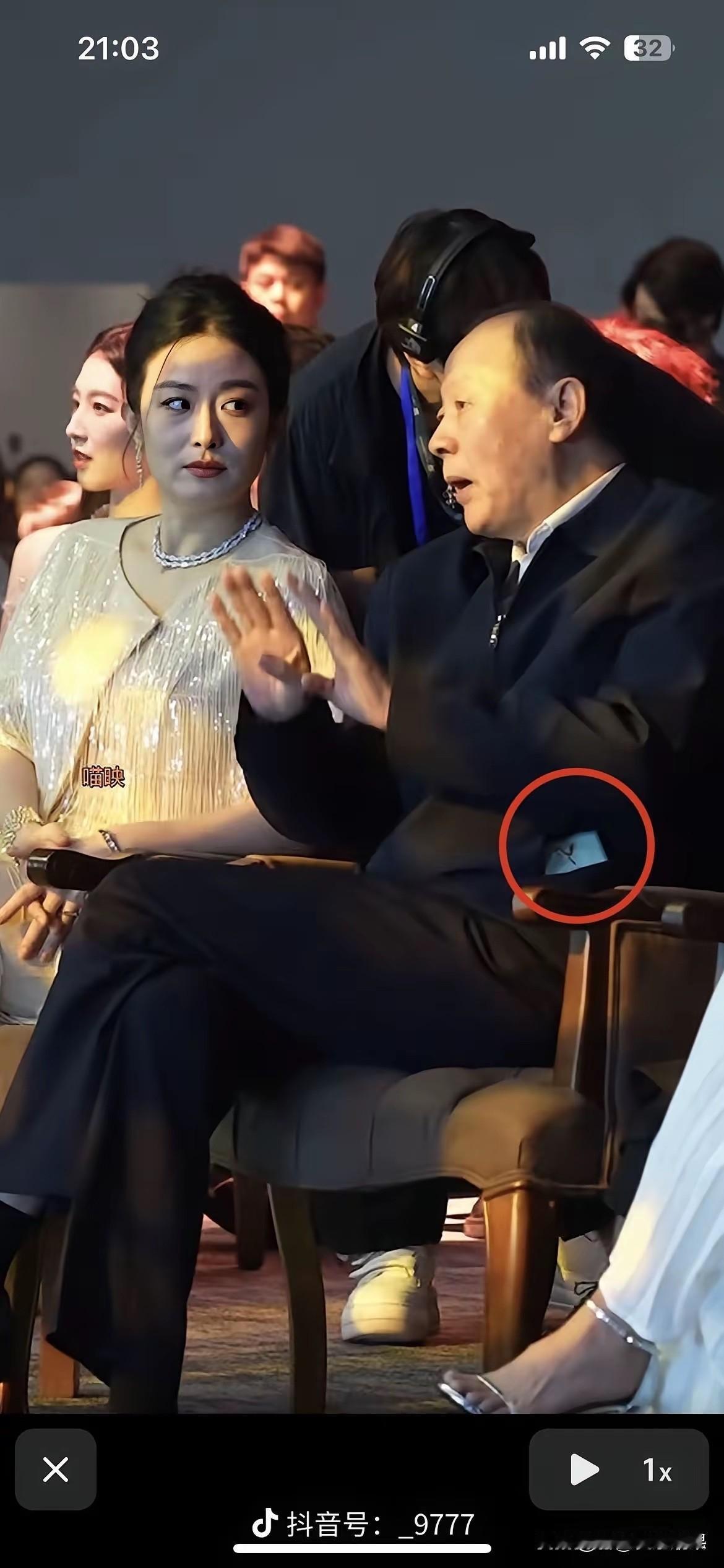明人不说暗话，这么漂亮的女孩子，也不知道侯总心动了没有！