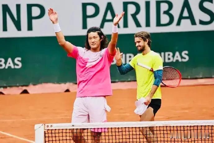 转眼之间，法网赛场的中国球员已经只剩下张之臻了！张之臻/马哈奇组合6-3、7-5