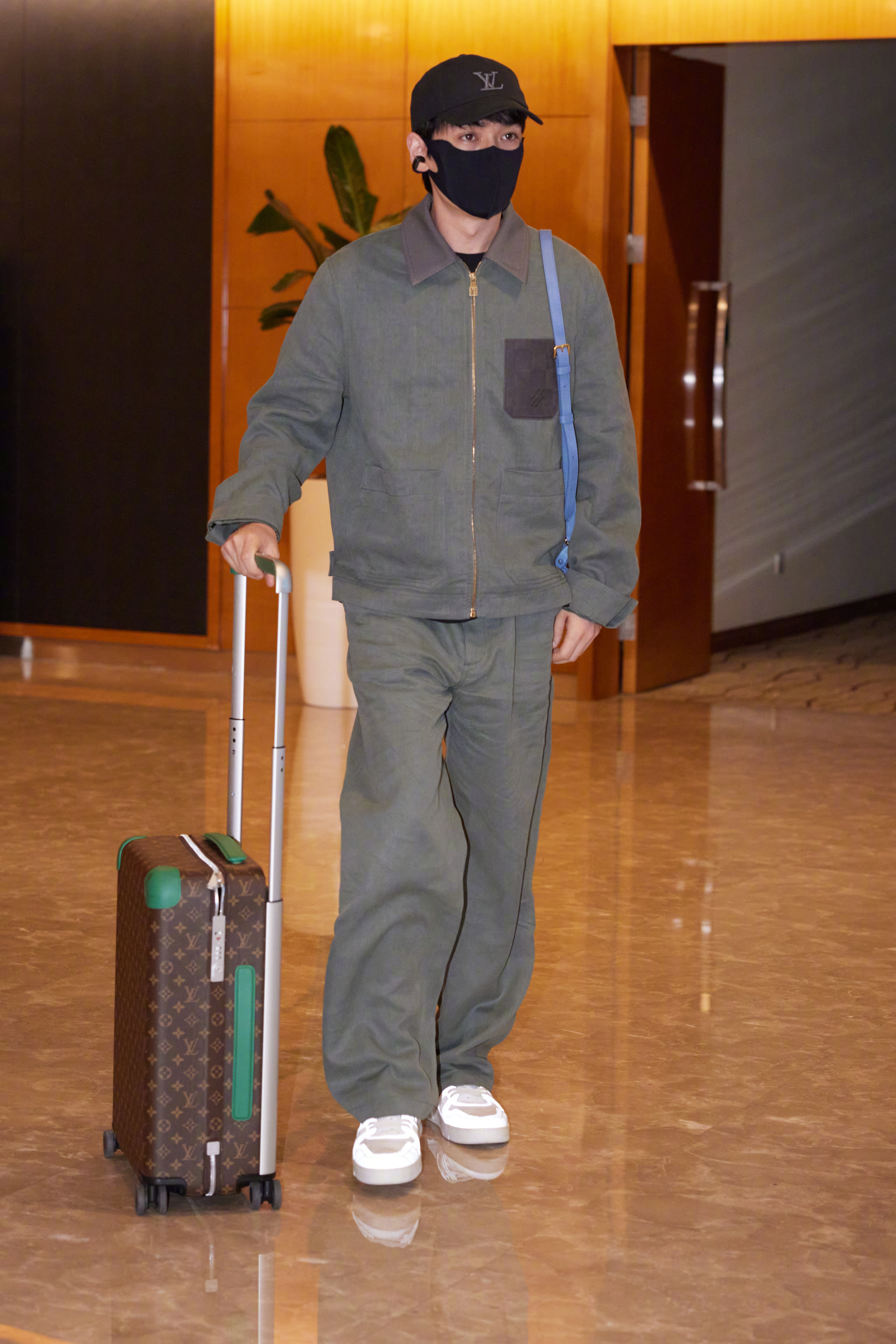 朱一龙、周冬雨、庄达菲、徐明浩启程上海，今日将亮相LOUIS VUITTON 上