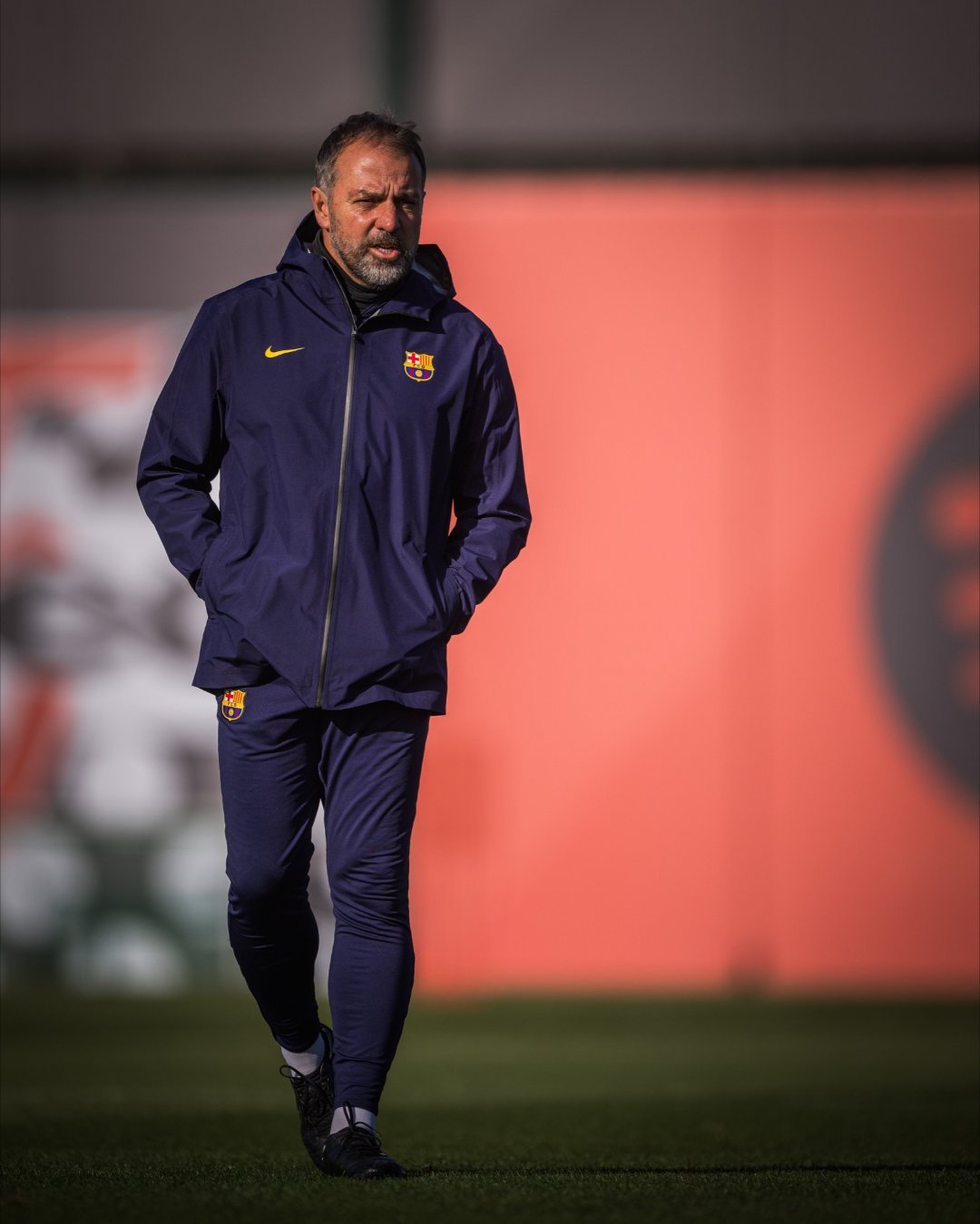 苦主！上赛季，弗里克执教的巴塞罗那在西甲联赛中主客场均与贝蒂斯战平：主场 1-1