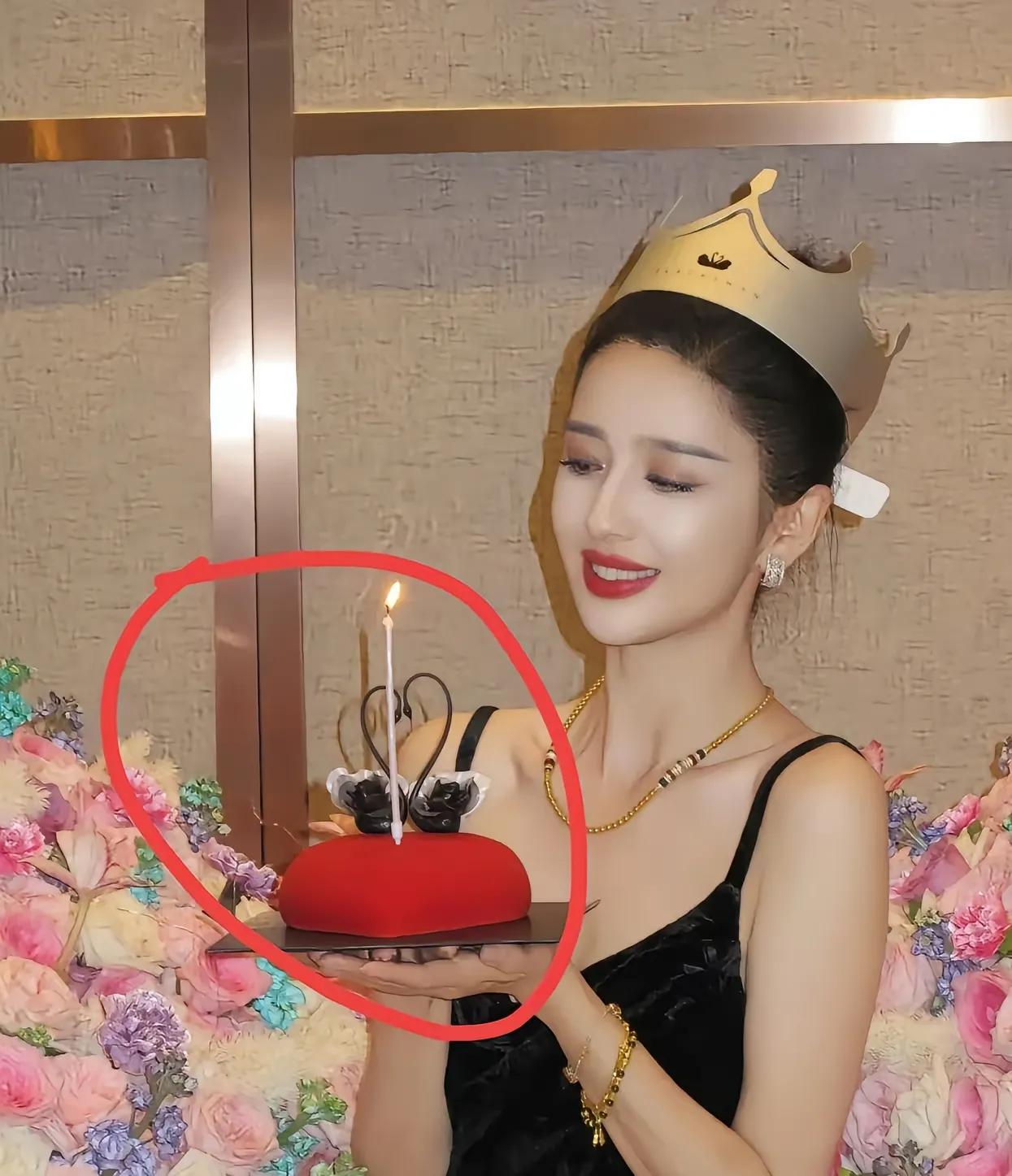 网传这个比巴掌大点的蛋糕3千元，普通人半个月的工资，胃口大点的，一个人都可以吃，