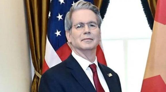 美国已经确认，世界可以让美国去称霸，但中国不在美国的世界范畴内。贝森特2025年