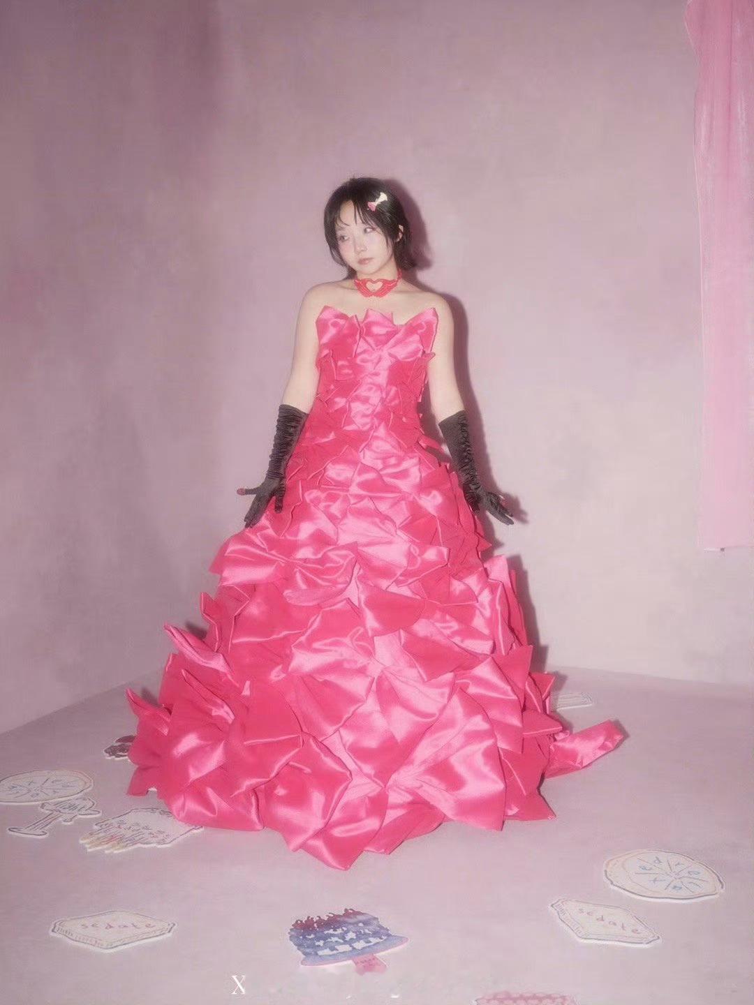 李嘉琦cos草莓小蛋糕玫红蝴蝶结礼服如奶油层层堆叠，缀上黑色丝绒手套的反差优雅。