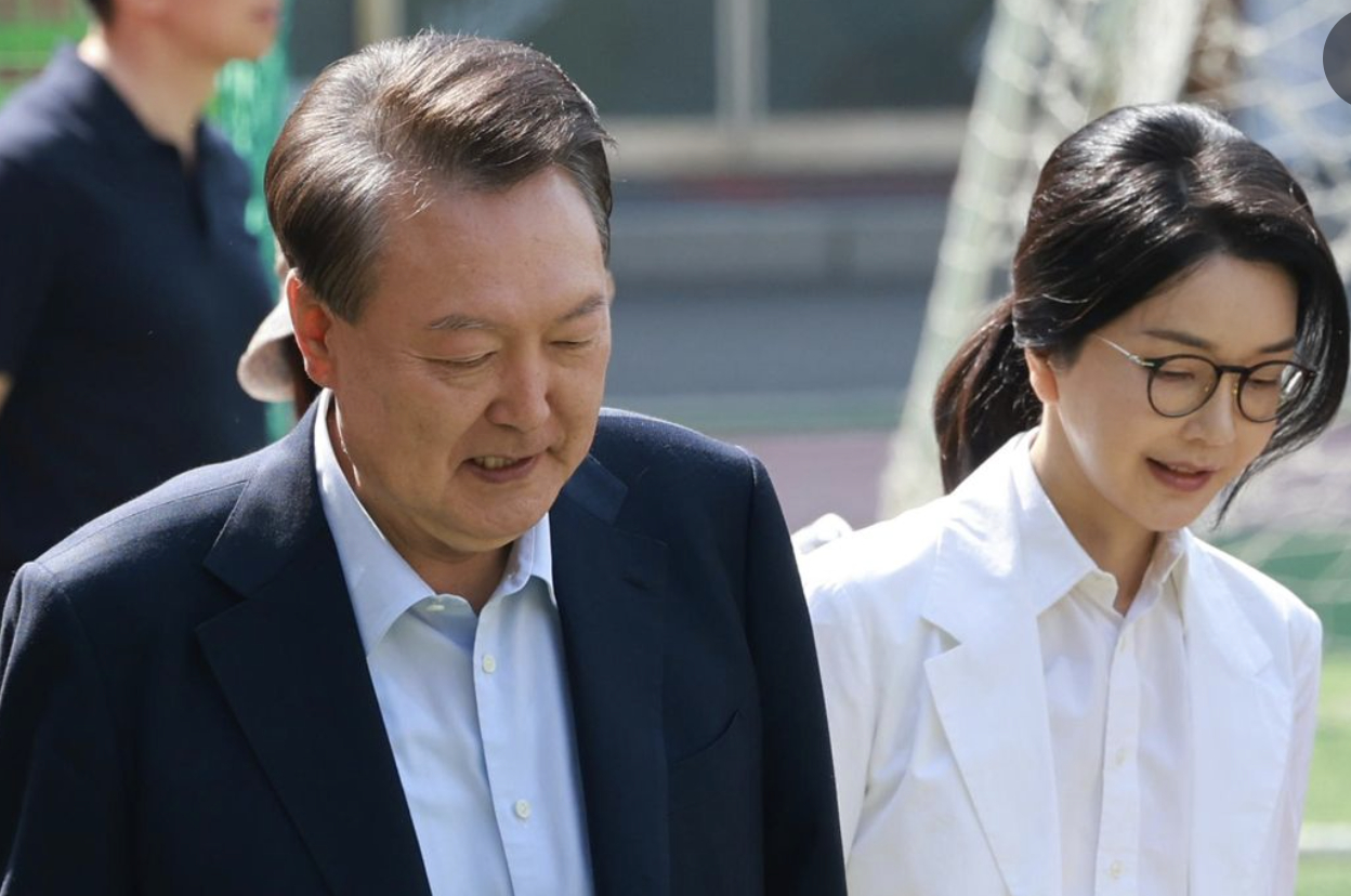 【史上首次、规模最大！#三大独检组120名检察官调查尹锡悦夫妇#】据报道，当地时