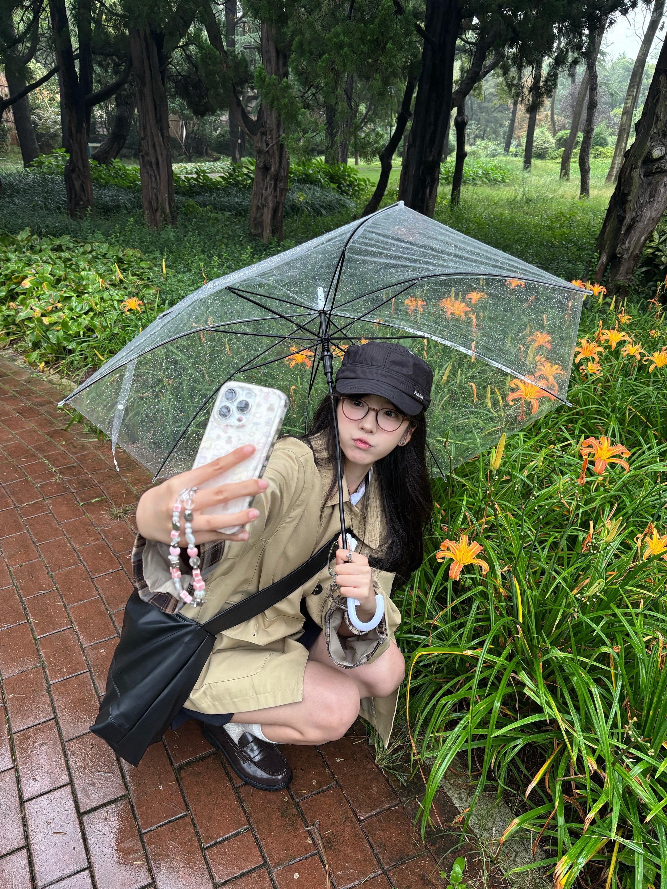 今年秋天落在我肩膀的会是落叶还是你的外套