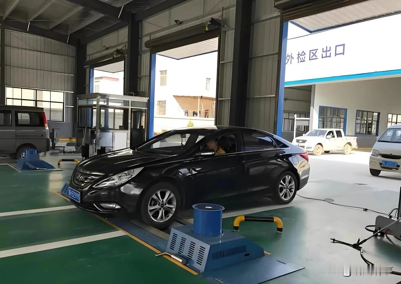 可现实中不少车主吐槽排队耗时久，个别检测站存在操作不规范等乱象，加重车主时间与经