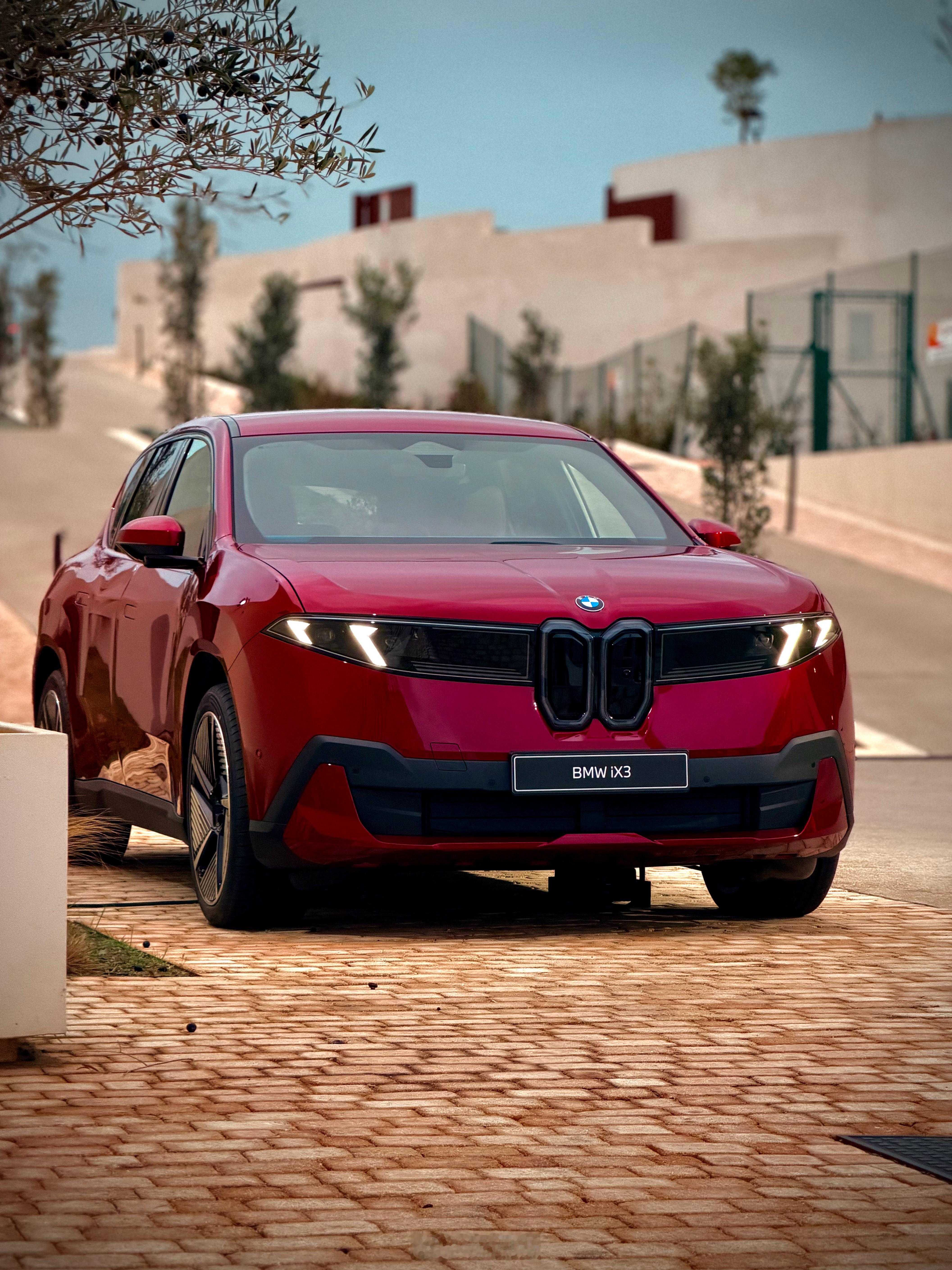 偷偷跑到西班牙，就为了这台车，宝马全新iX3。说实话，你觉得好看吗？我代表我自己