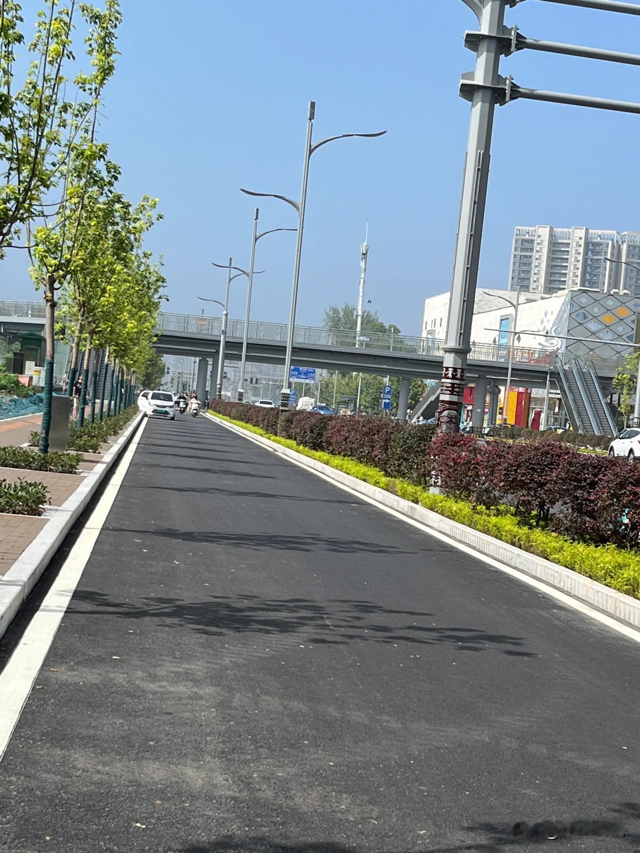 今天白天从大岭路与和平路交叉口过，发现没有了红绿灯了。这一下子就乱了，很多司机不