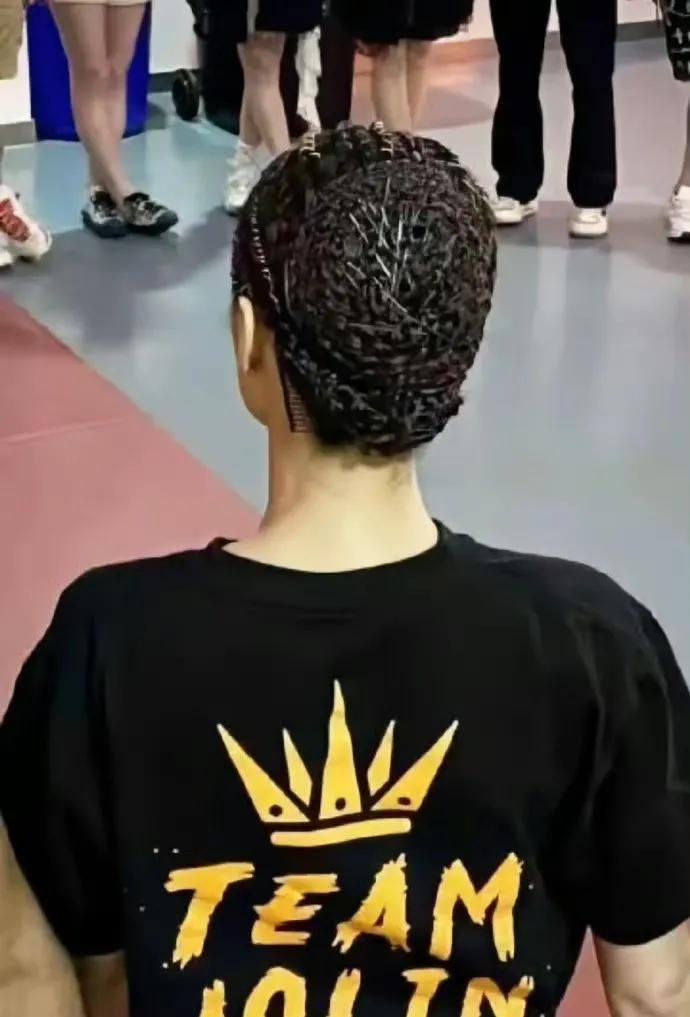 没有冒犯蔡依林的意思，她这个发型从后面看让我想起了魏翔，真的不好意思啊。