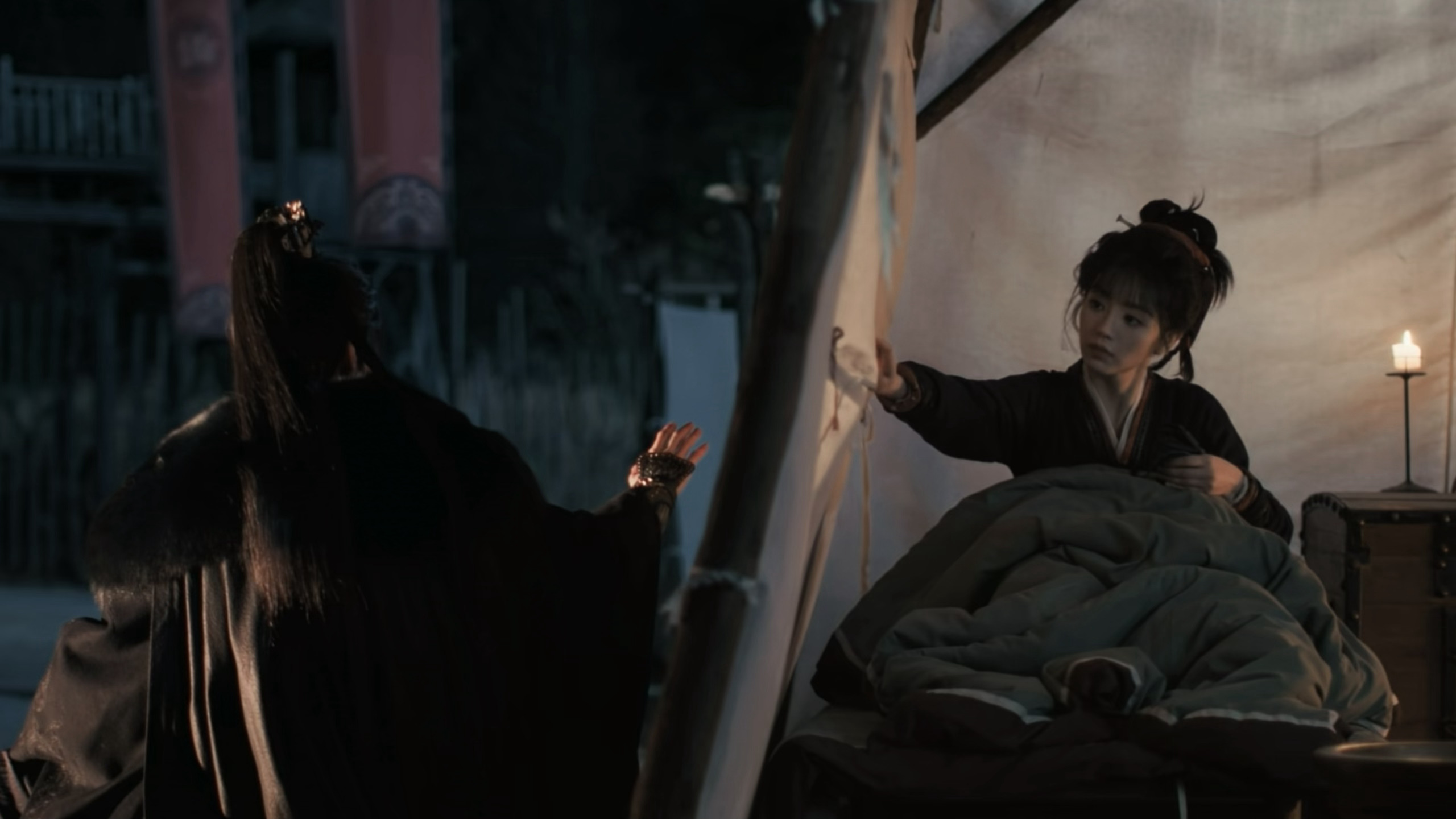 哎哟好喜欢这里。。。隔着营帐的一次触碰。。。沐浴在同一片月光下彼此想念的两个人?