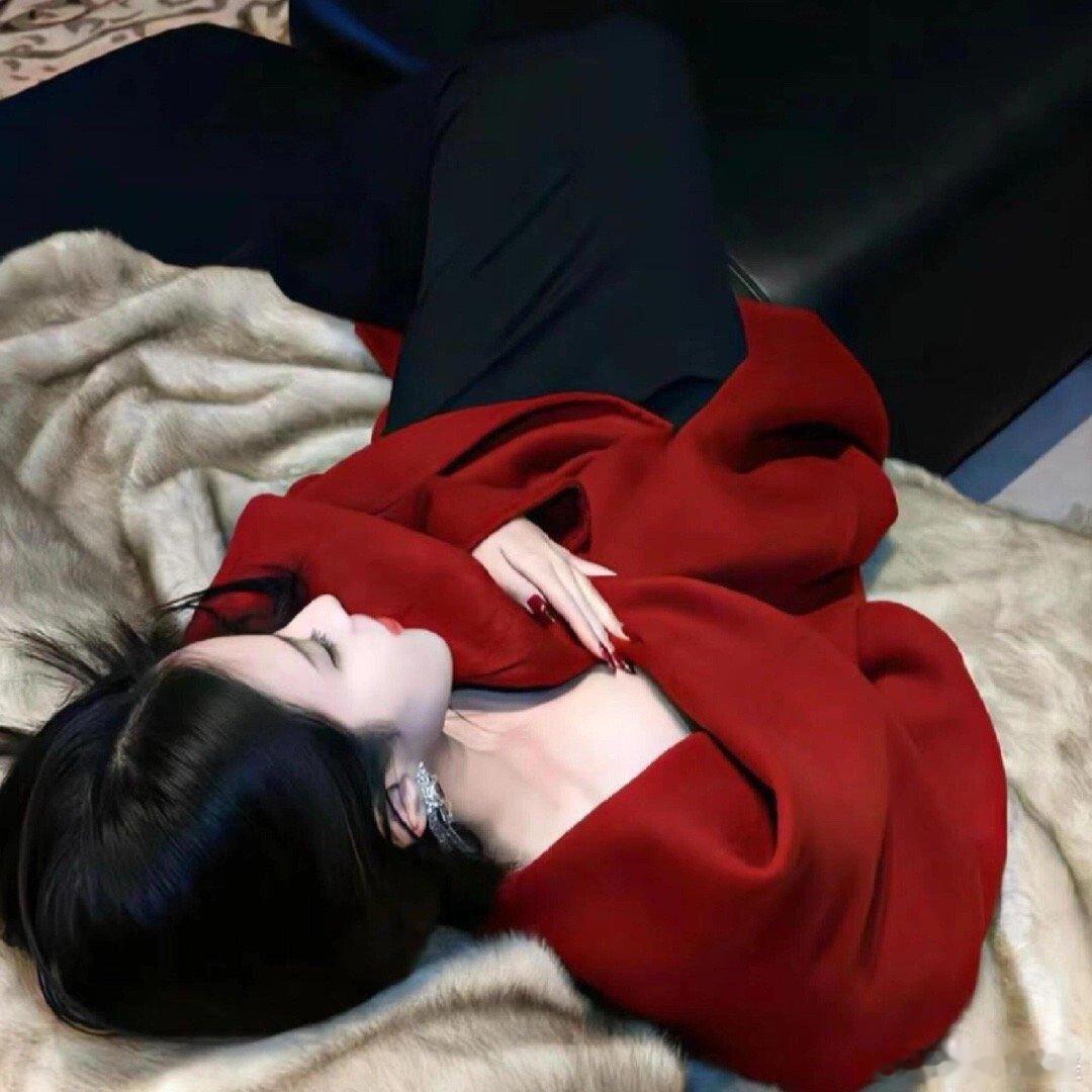 平凡的生活里，偶尔驻足，慢下心来，素喜光阴，不问今夕何夕，简单就是幸福！ 