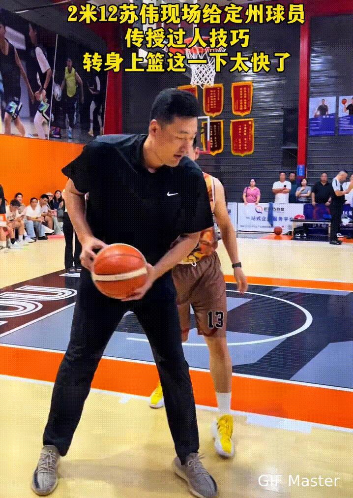 好久不见！CBA八冠王、前广东队中锋苏伟近日现身河北定州，给球员们指导传授低位技