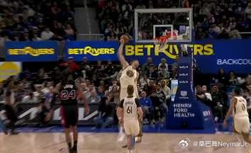 铂金起跳下落后腰部感到明显不适，随后独自走回更衣室03月21日 今天NBA 常规