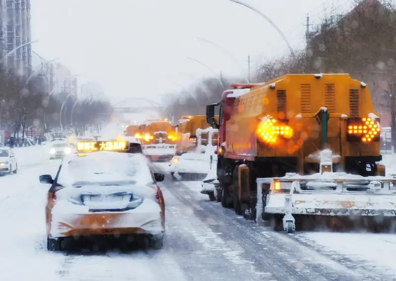 临近“五一”假期，黑龙江入春失败，大雪片子都下冒烟了！暴雪下得那叫一个猛，扫雪车
