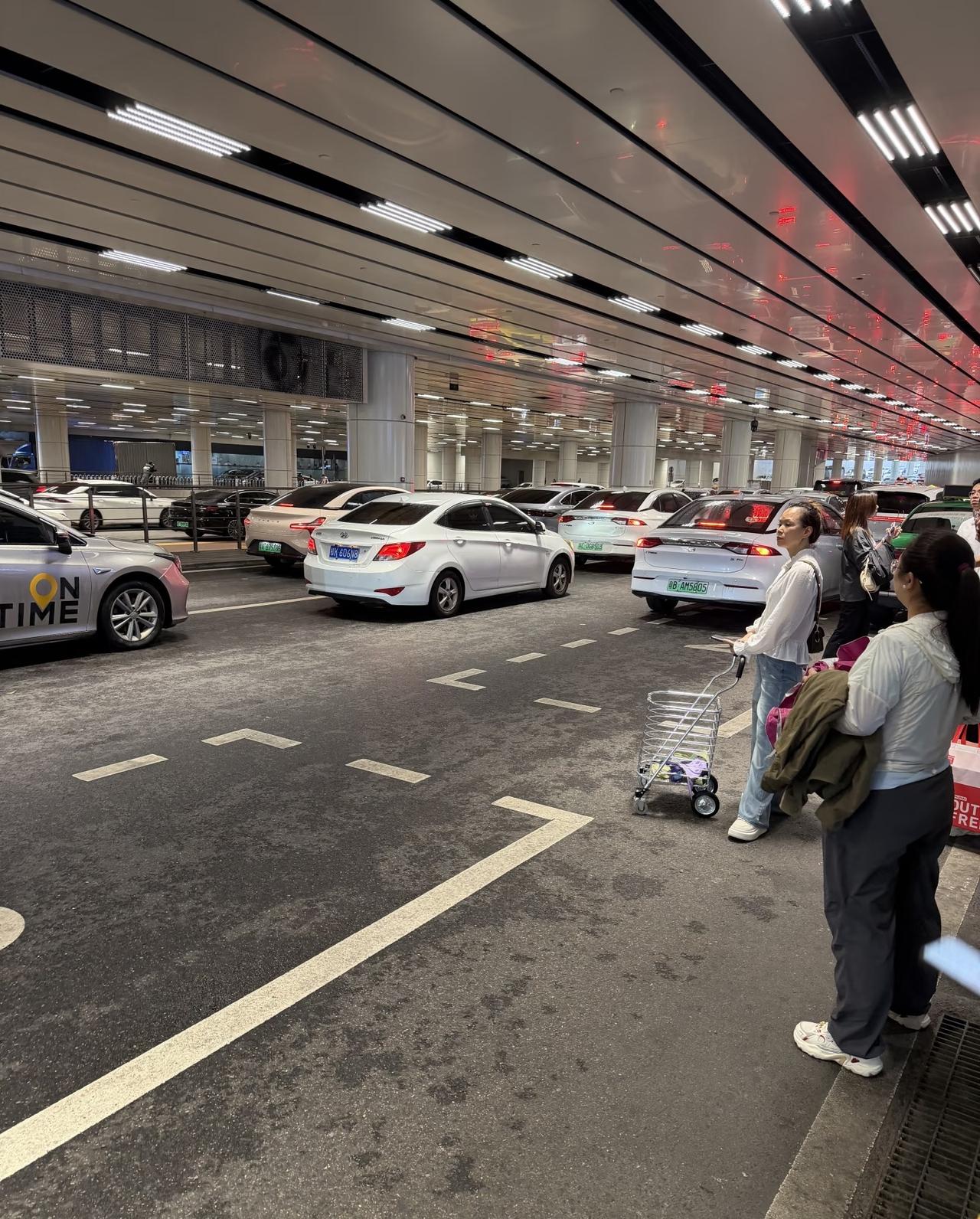 珠海交通一言难尽
拱北关口出来打网约车，要么网约车找不到定位点，要么堵死一动不动