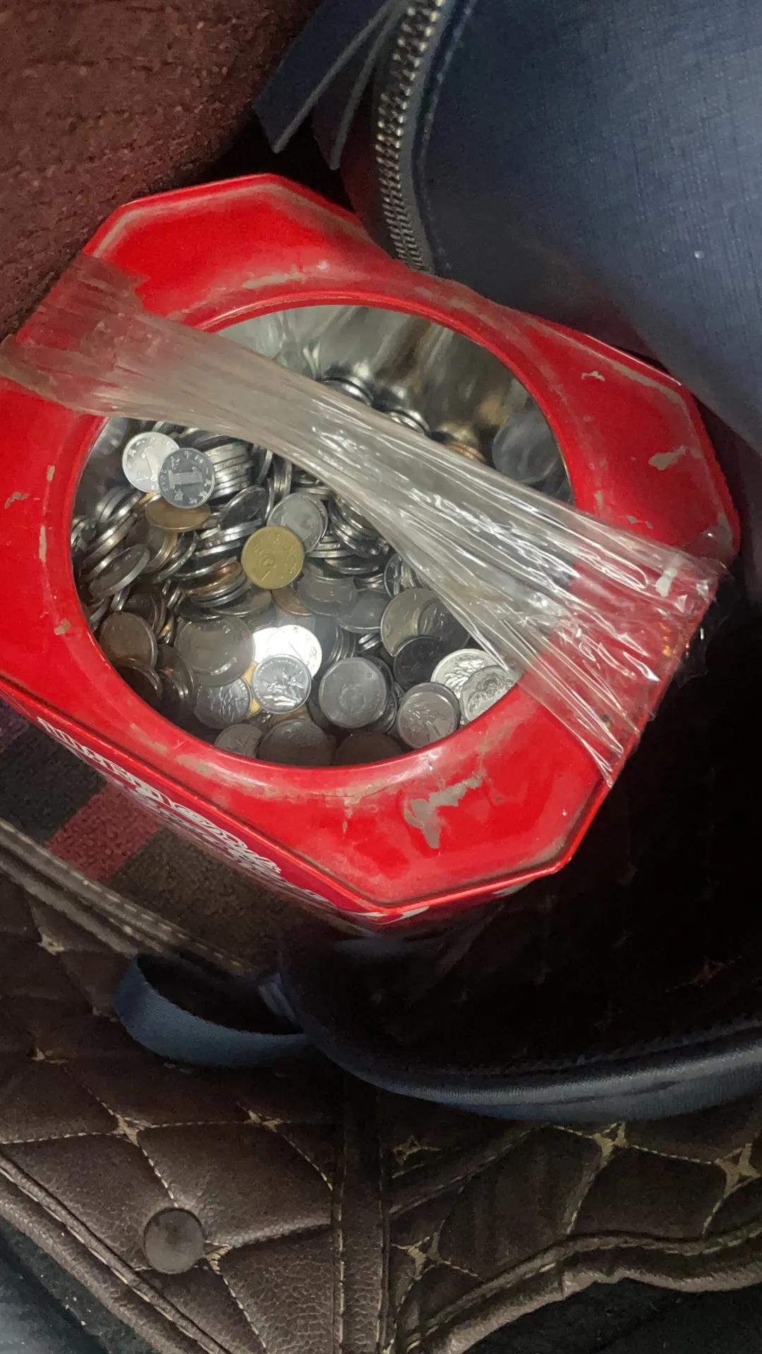 破产了 负债几百万 自己在床上哭了几天后翻出家底 去银行 随便倒半桶 银行老妹就