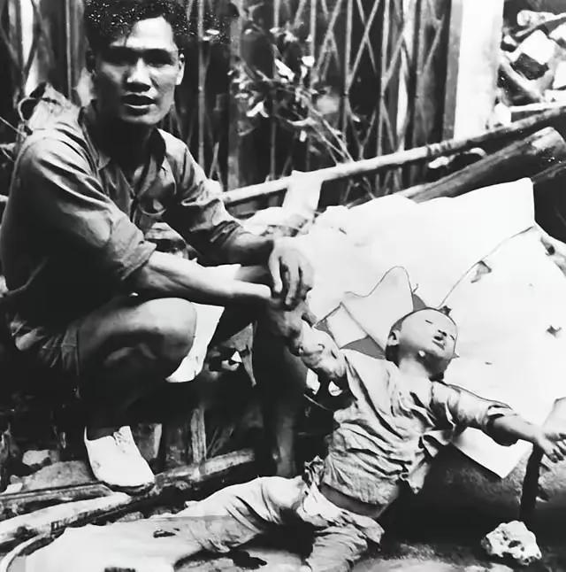 1937年，男人看着被日本鬼子夺去生命的孩子，心中充满怒火。谁不爱自己的孩子，谁