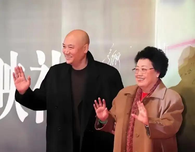 迟重瑞娶大11岁陈丽华，真不是图钱？如今她走了，只剩他独自孤单
娶大11岁的陈丽