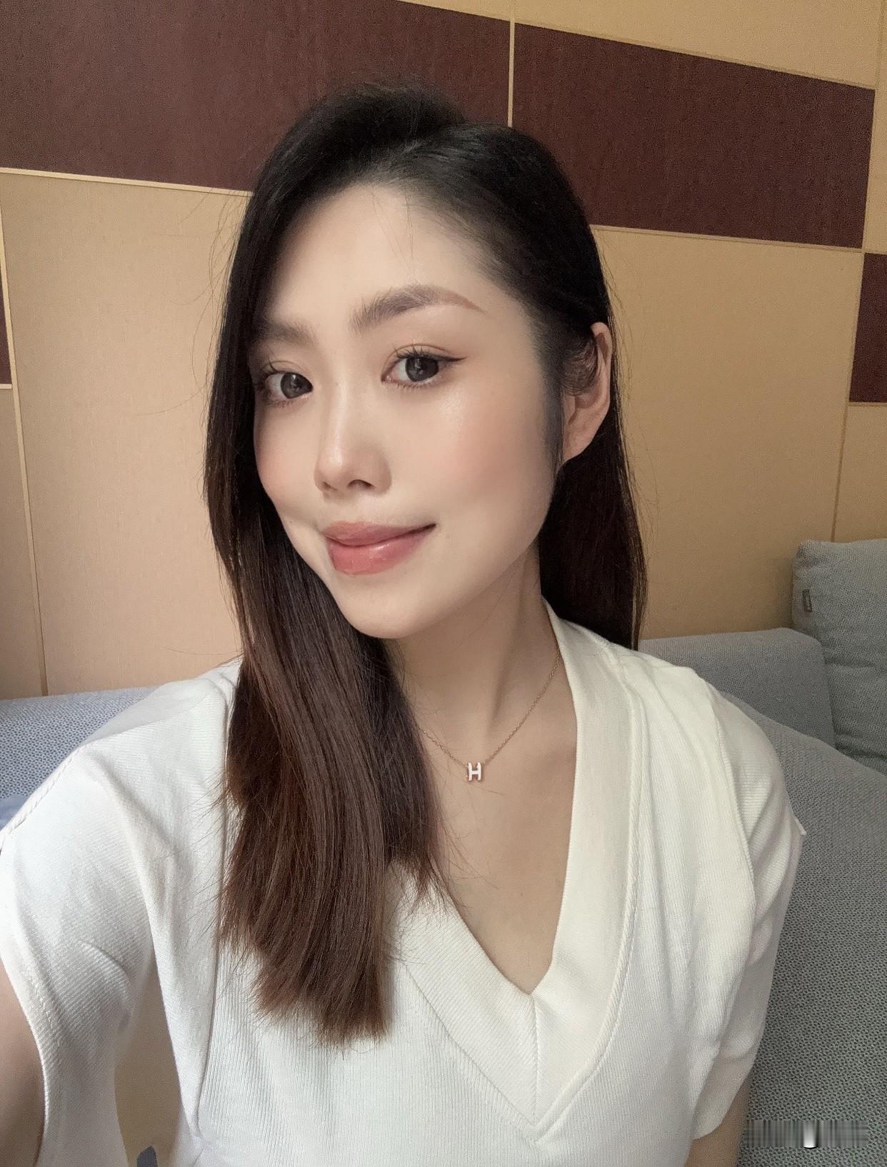 怎样的女生才算是气质干净的女生眼神清澈，没有那种浑浊的感觉。