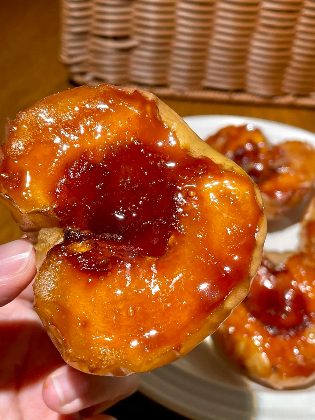 千万不要放过这个烤苹果 看得我眼睛都馋了！！软糯香甜的苹果肉添上红糖的风味，天冷