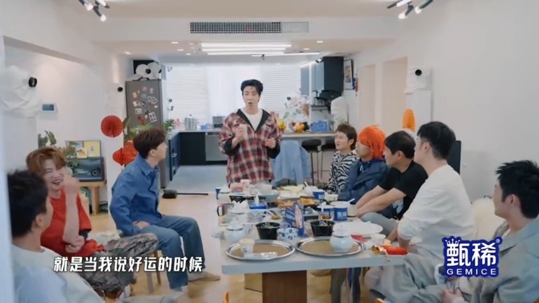 鹿晗盘腿坐椅子哈哈哈哈哈 看到鹿晗盘腿坐椅子上我沉默了，人家坐着像瑜伽大师，我坐