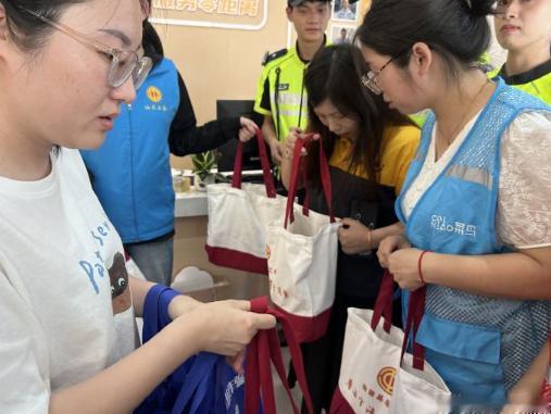 台州仙居工会端午送安康致敬城市守护者 仙居工会开展端午慰问，为户外劳动者送上礼包