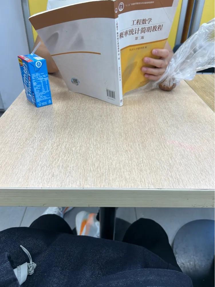等娃下课的时候，坐在我对面的小孩哥，竟然没玩手机。
旁边几个孩子早就在便利店一边