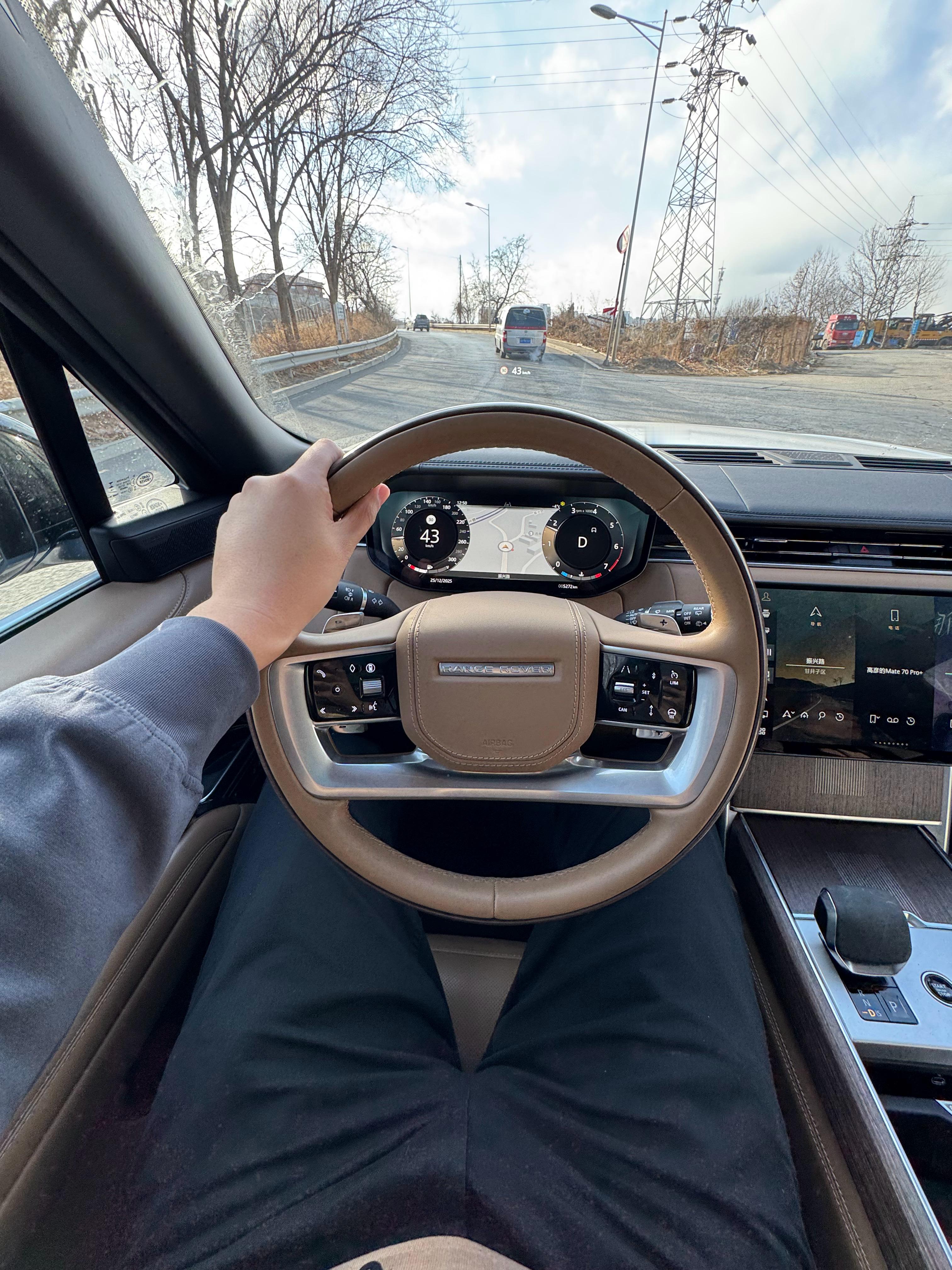 今天太冷了，还好我开的路虎揽胜行政典范加长版富士白配琥珀褐豪华温莎真皮的座椅加热