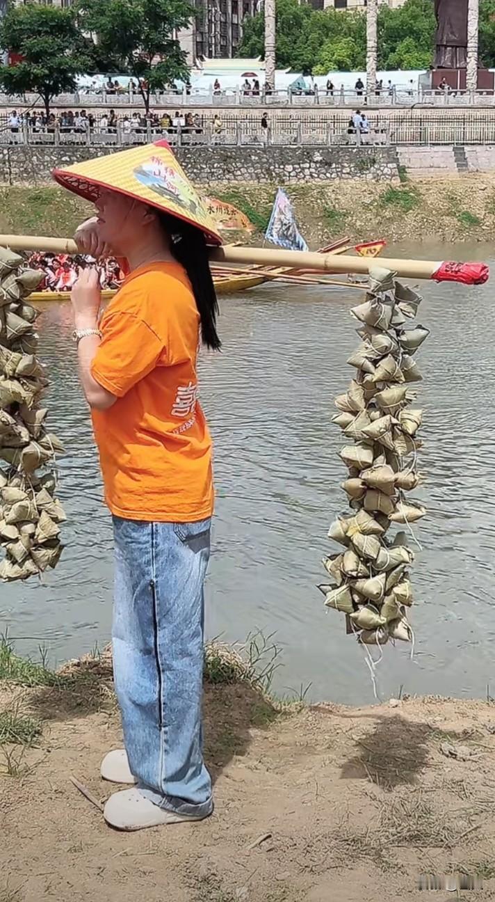 我认为会取名自古以来便是华夏家庭举足轻重的头等大事，绝非随意敷衍的小事。
 
从