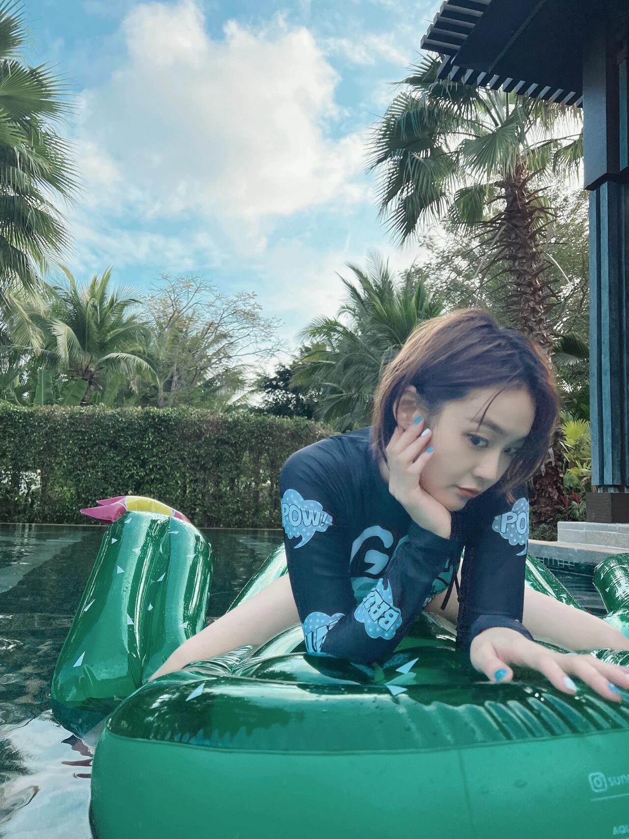 张佳宁泳池美腿