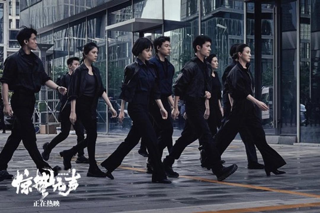 张艺谋这一问，把网友的吐槽问成了神回复

电影里间谍把手机粘垃圾桶里交接，网上都