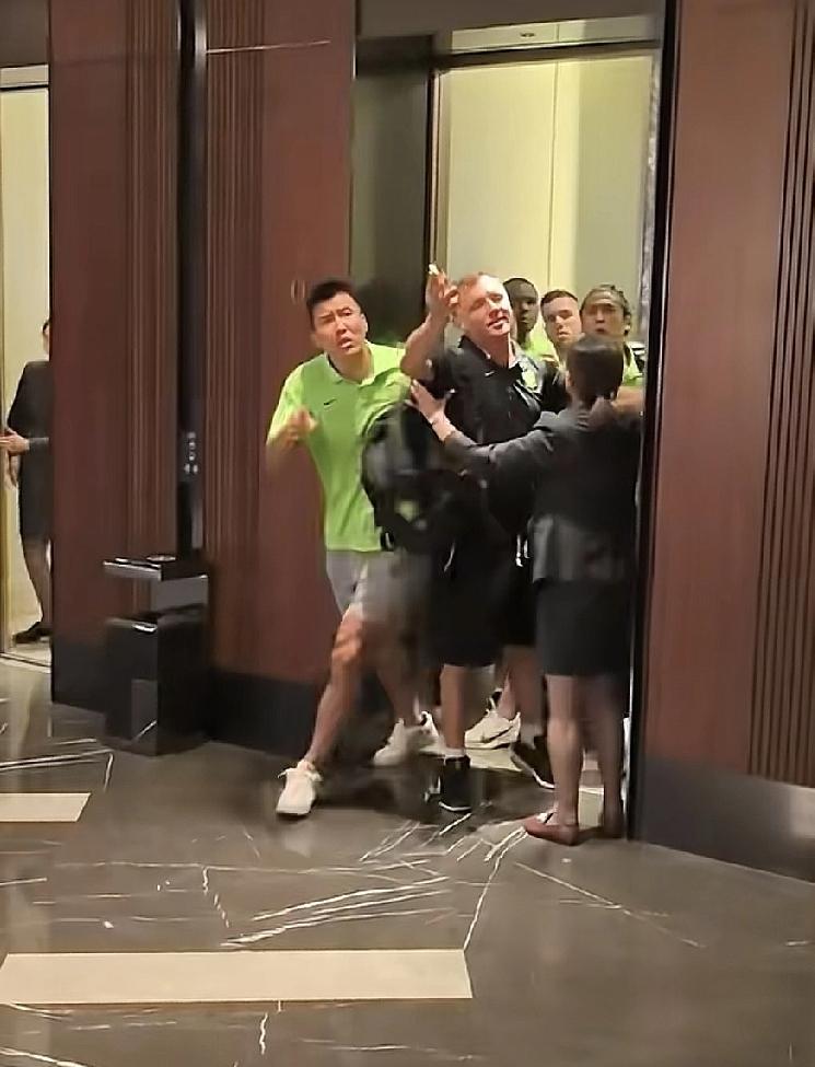 赛后与自家球迷发生冲突！输球又输人！6球！6球！6球！这真是国安耻辱一战，以下3
