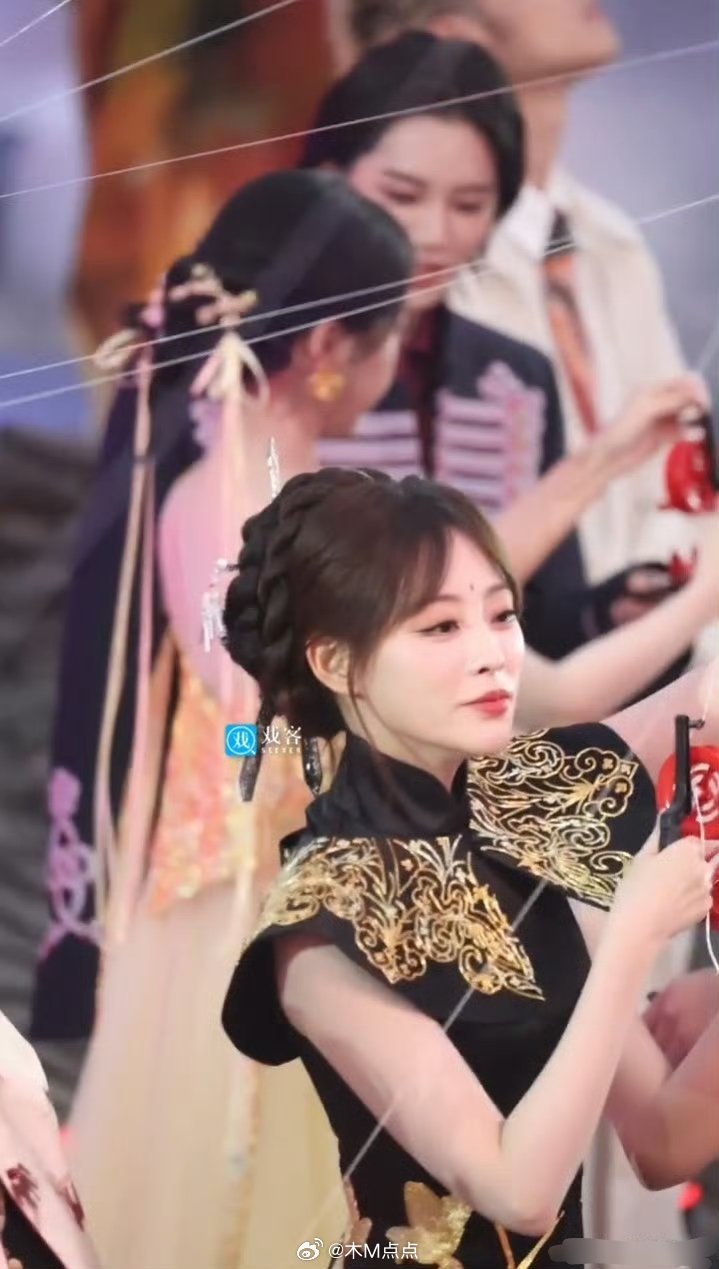 虞书欣 祝绪丹 虞书欣发了和刘诗诗、陆柯燃的自拍合照！但是没有祝绪丹，她俩是不是