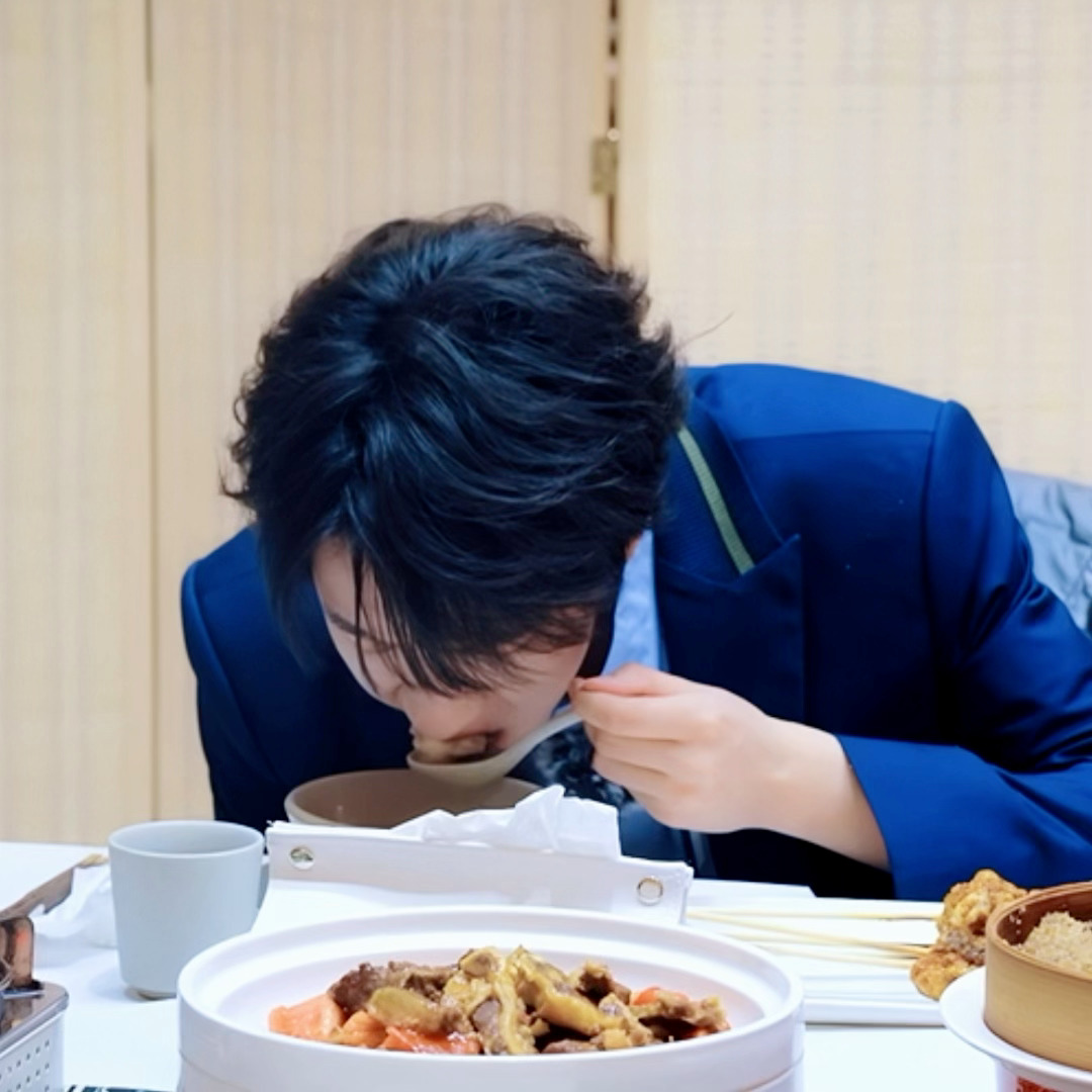 贺峻霖  小小一口，这块鱼肉只受了个软软唇瓣的擦伤😋 
