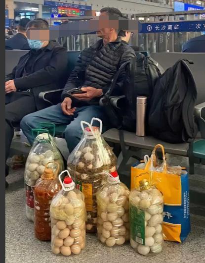 这应该是父亲对女儿的爱！
去看望坐月子的女儿

在这位父亲眼里，自家的鸡蛋是很好