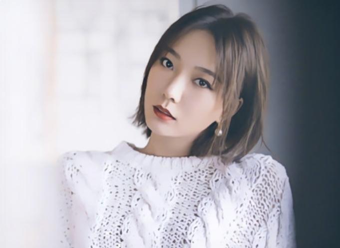 王珞丹现状：搬进深山生活，母亲不再催婚，41岁和两只狗相依为命
娱乐 明星