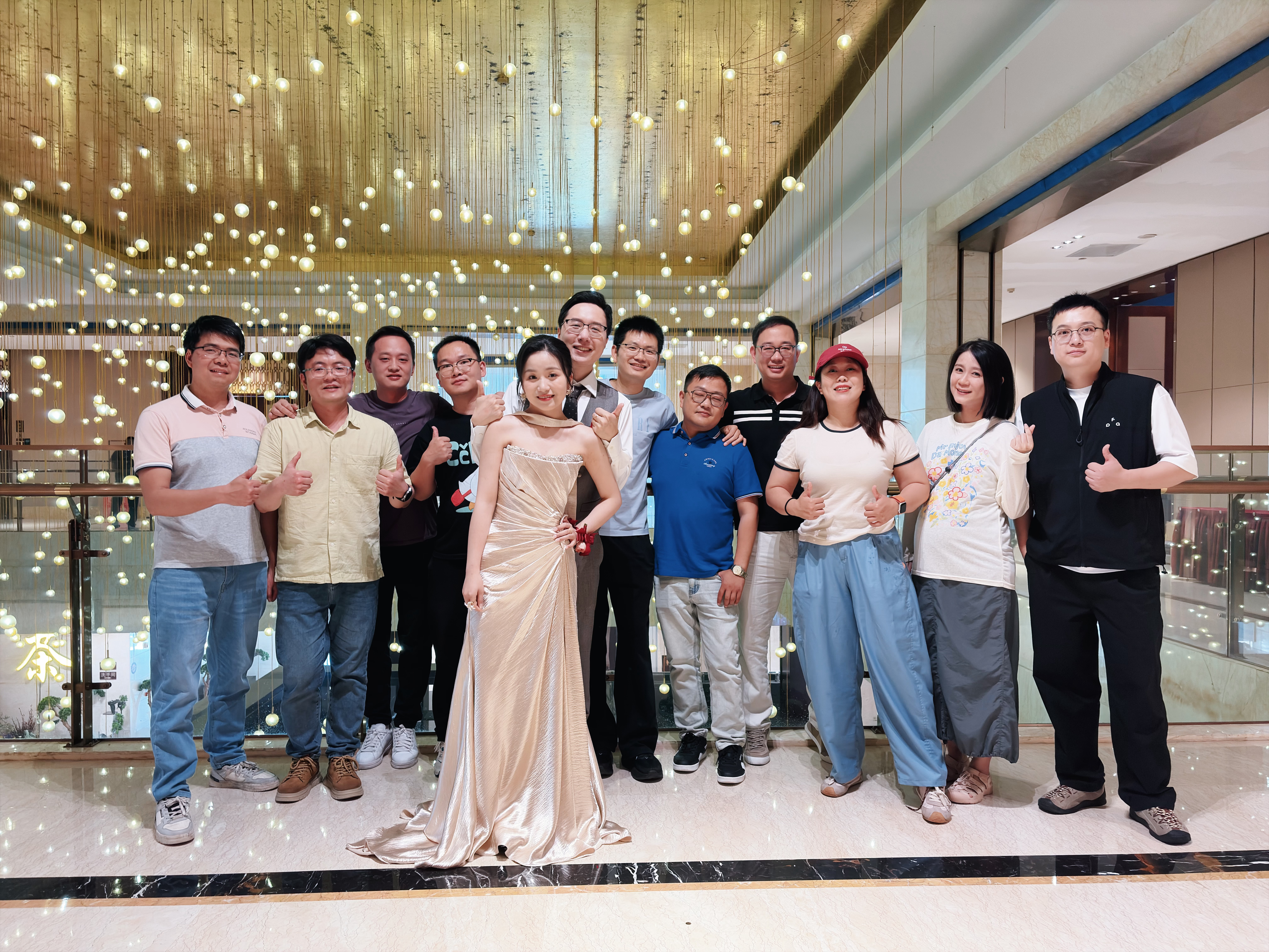 中午婚礼结束时的合影忘发了，这里面全是大学同学。 钟祥·钟祥王府大酒店