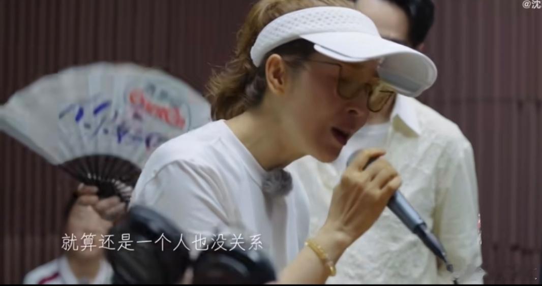 张信哲不语一味给孙悦扇风春晖中学广播站的惊喜时刻！孙悦用歌声编织校园梦境，闭眼尽