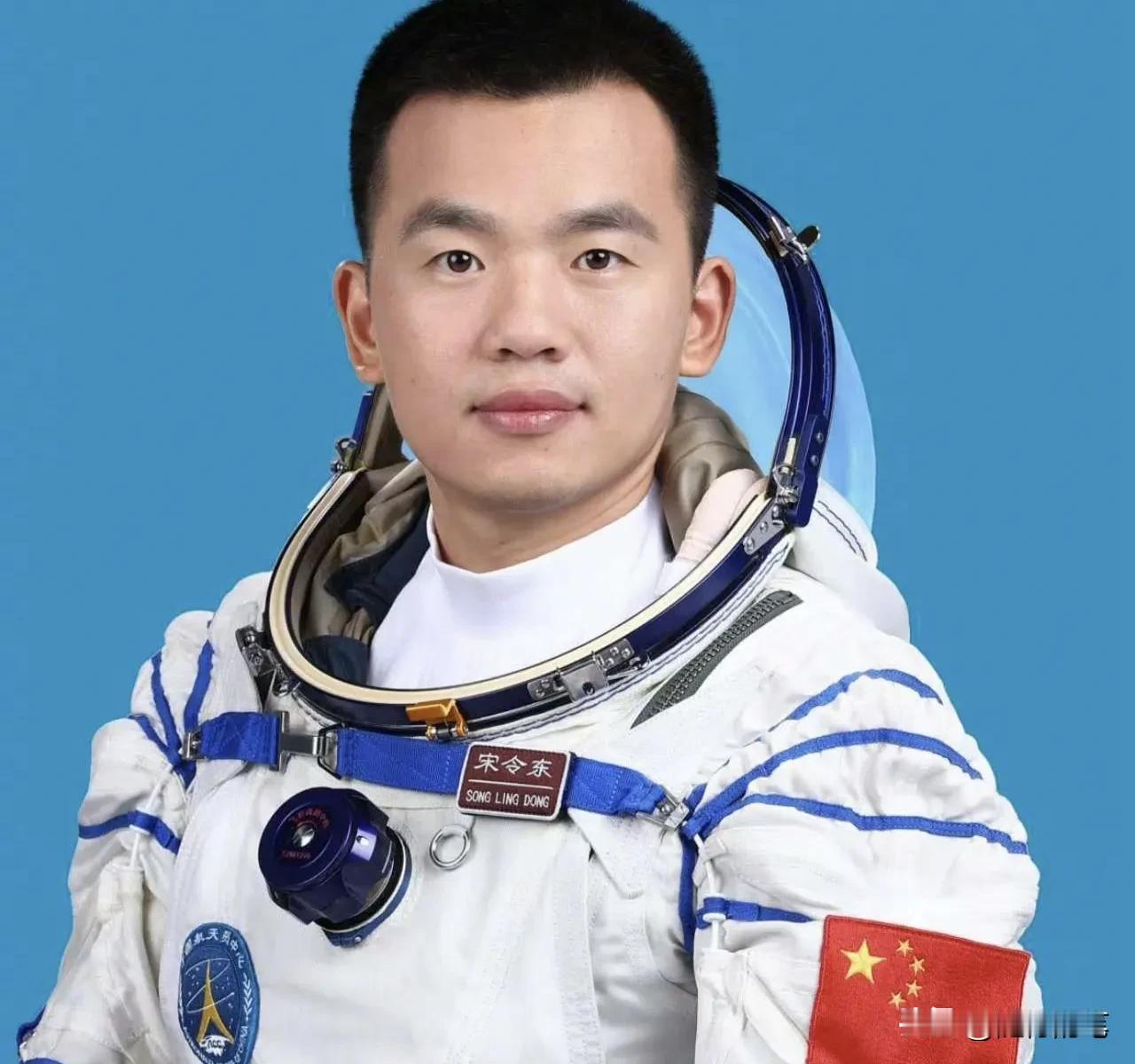发现没有？宋令东的经历是一个多么励志故事。从一个十六七岁帮父亲一起收废品的农民孩