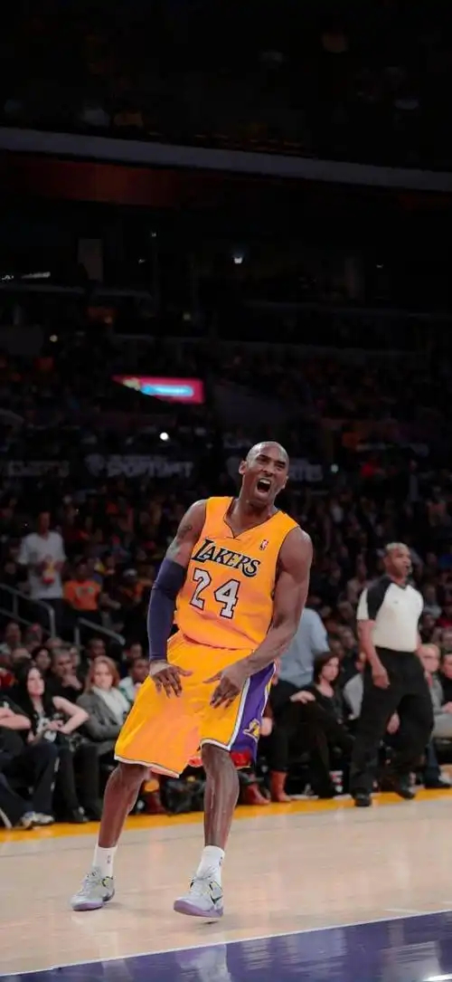 我们总在仰望和羡慕着别人，一回头，却发现自己正被别人仰望和羡慕着。其实，每个人都